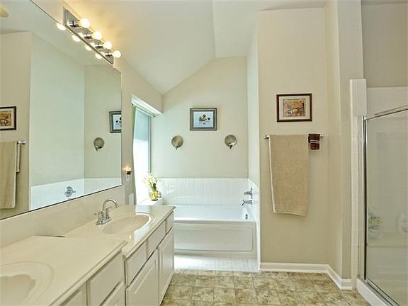 4th image of 1910 Honeybee Ln