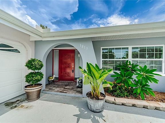 3rd image of 1813 Woodridge Dr