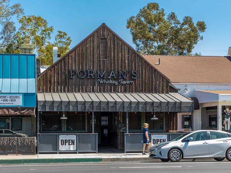 Apartments in Toluca Lake Store Front of Formans Whiskey Tavern(1)