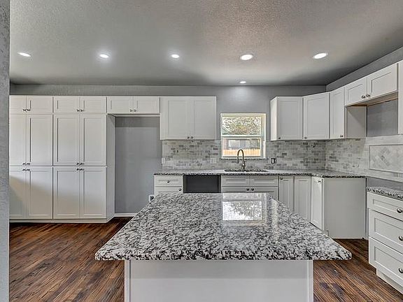 5th image of 2300 Honeysuckle Ave