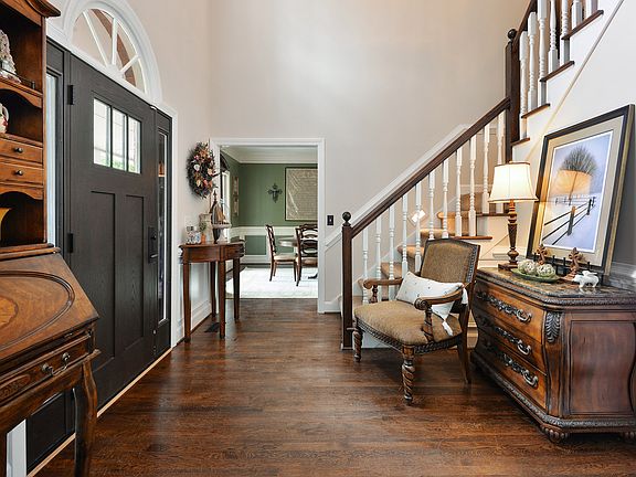 Inviting 2-Story Foyer