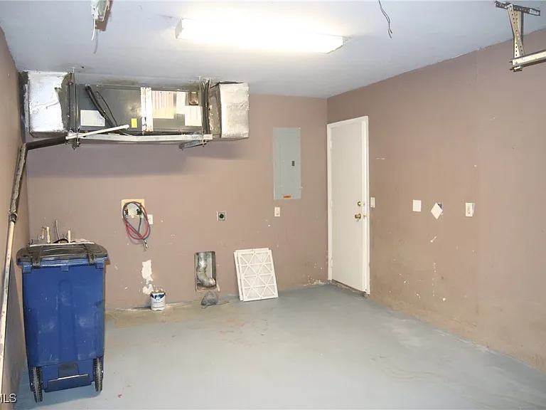 320 Harry Ave S — Photo 27