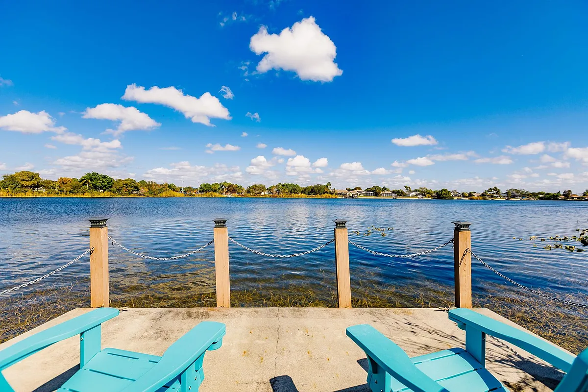 Sunk- in patio over Lake, Kayak Access with lake ladder - 221 SE 6th St