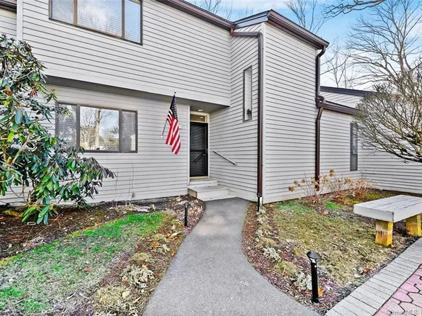 11 Boxwood Court, Woodbury, CT 06798