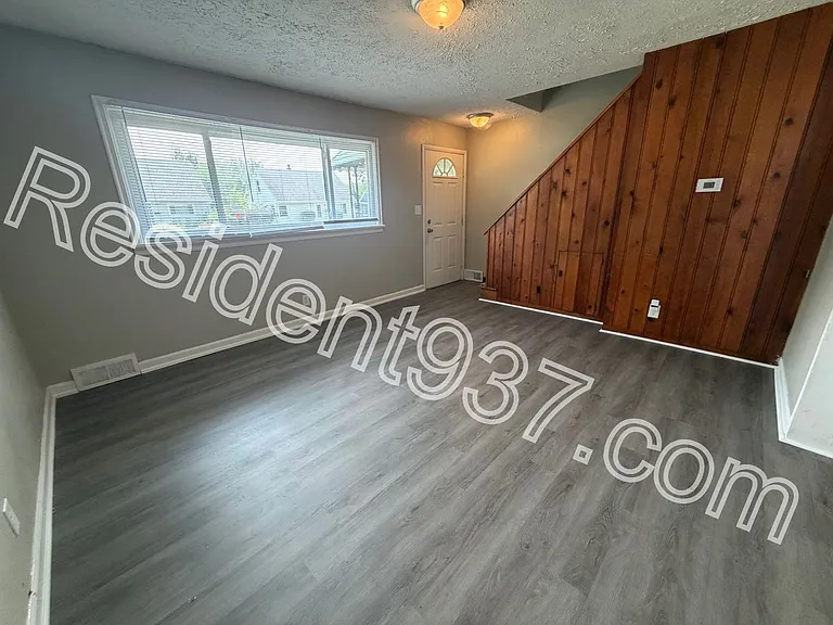 1047 Blakley Dr — Photo 6
