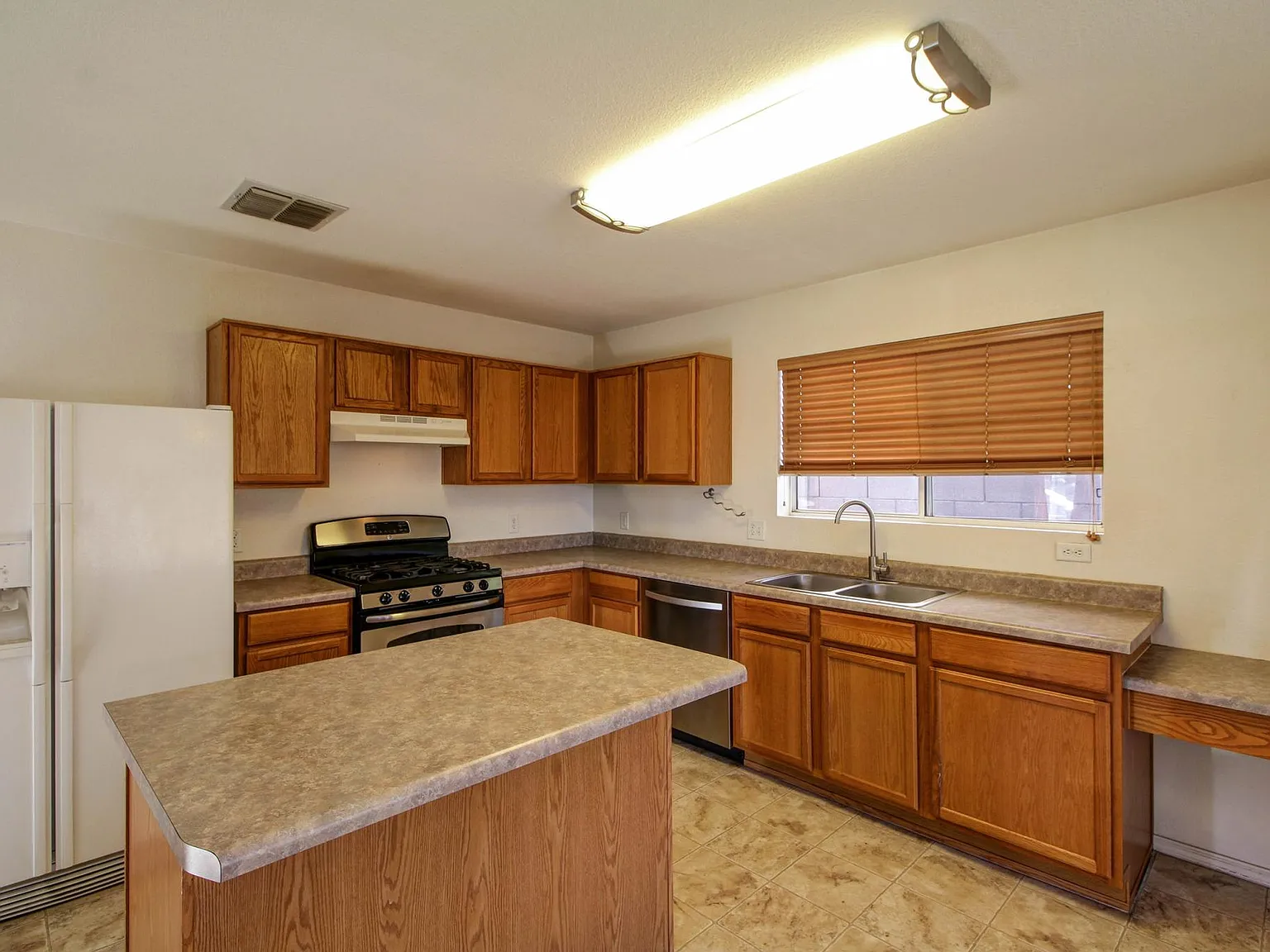 3 bed, 1261 sqft, $1,650 — Photo 2