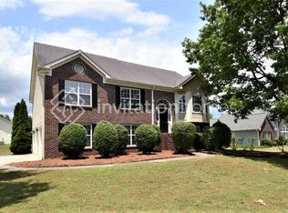 961 Rolling Meadows Dr, Loganville, GA 30052