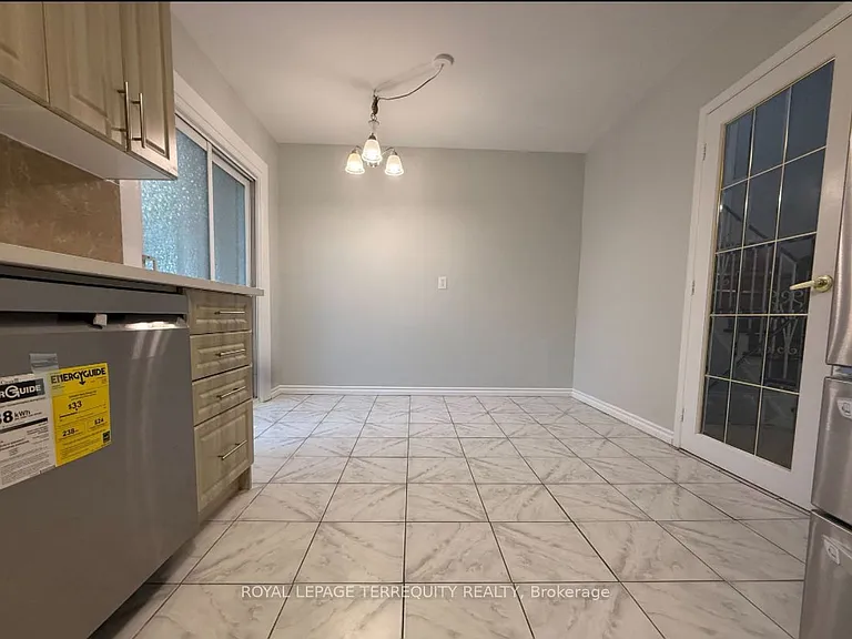 2 Axsmith Cres — Photo 2