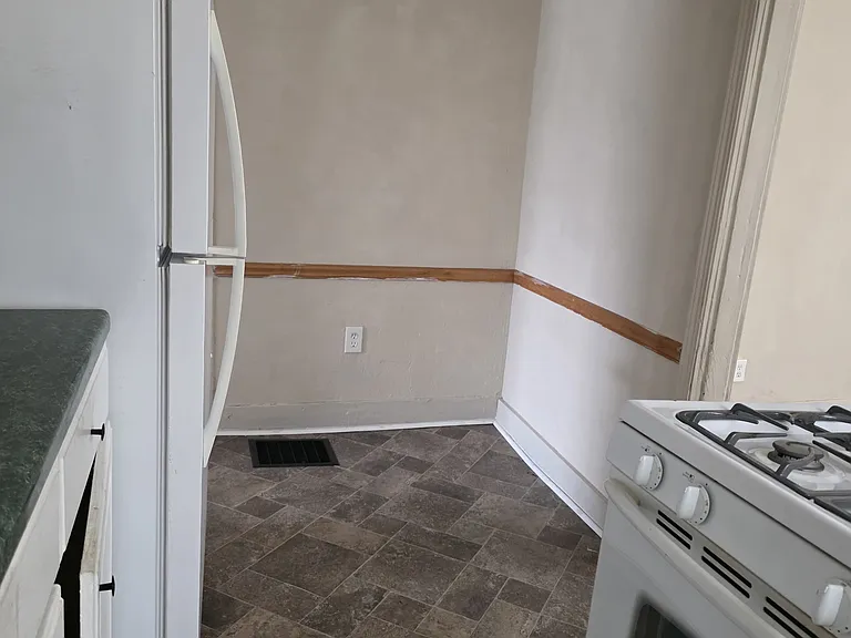 241 Memorial Pkwy #2 — Photo 5