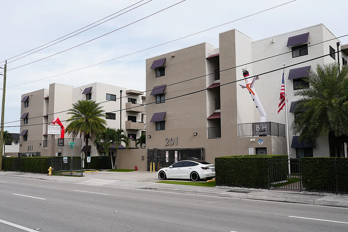 Beverly Hills Apartments — Photo 3