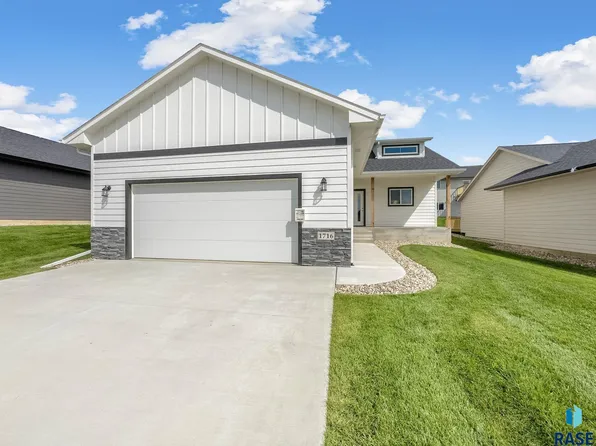 1716 N Concord Dr, Sioux Falls, SD 57110