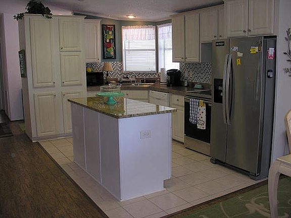 Kitchen w/vaulted ceiling 
