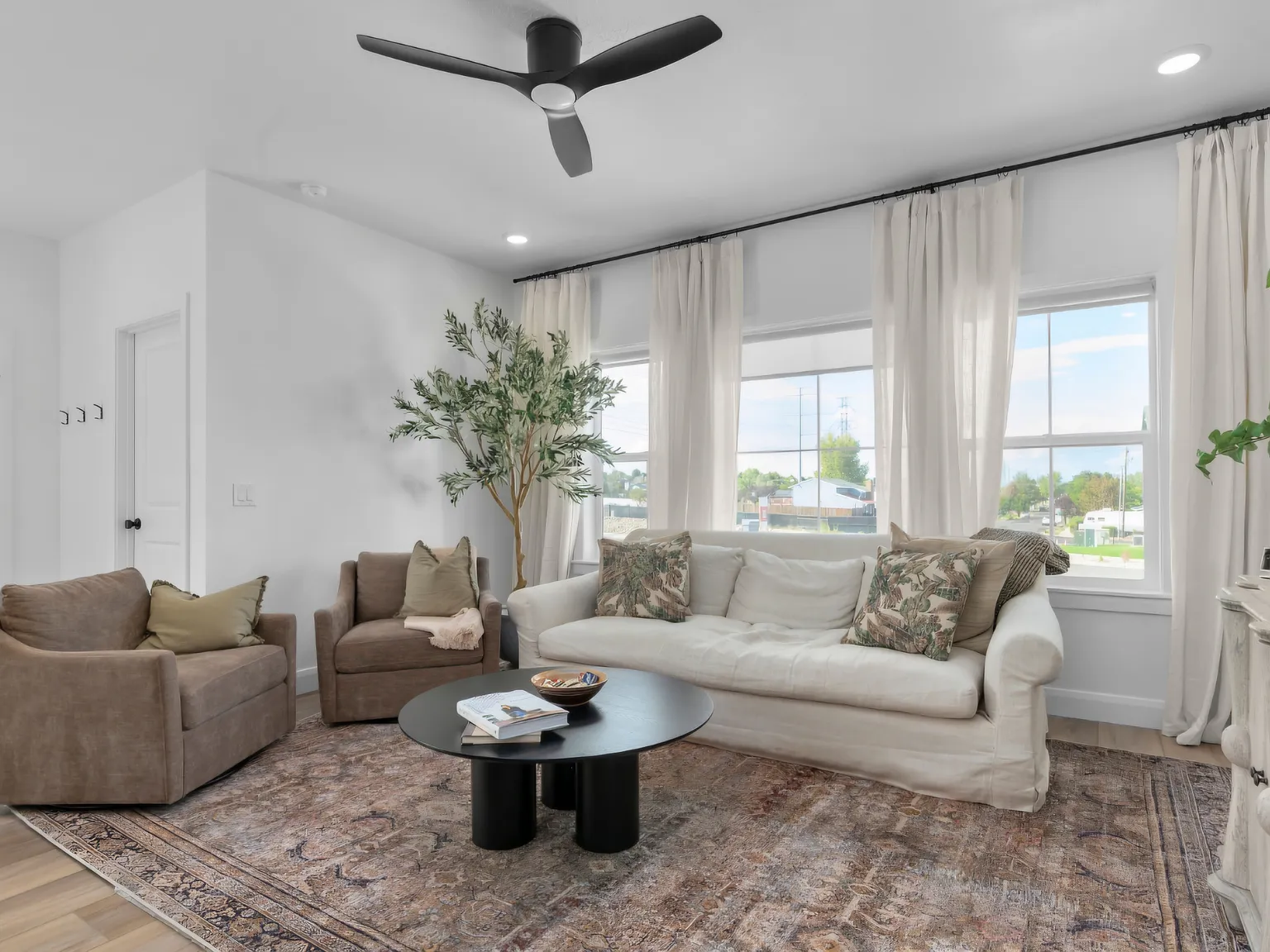4 bed, 3.5 bath, 2070 sqft, $2,490 — Photo 4