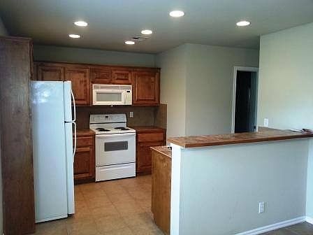 Full kitchen with Refrigerator,Dishwasher,Microwave and Stov