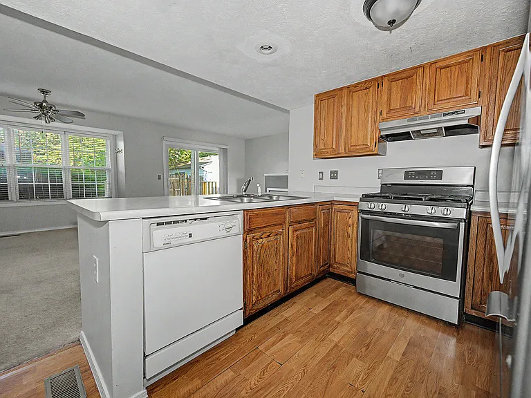 1004 Doral Dr — Photo 15
