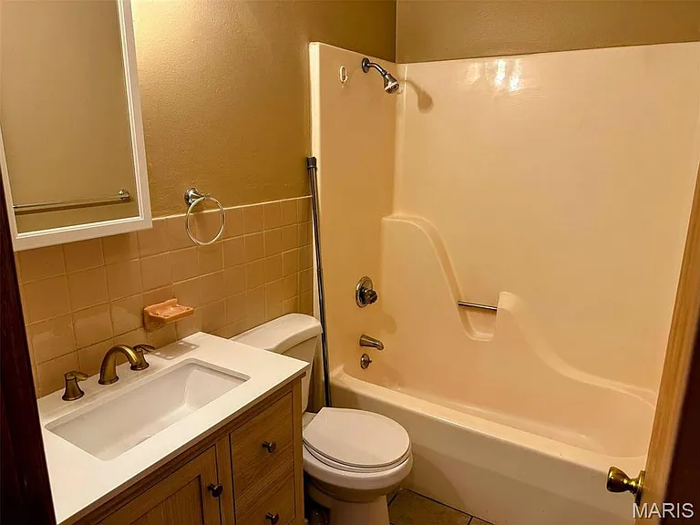101 W 5th St #2 — Photo 8