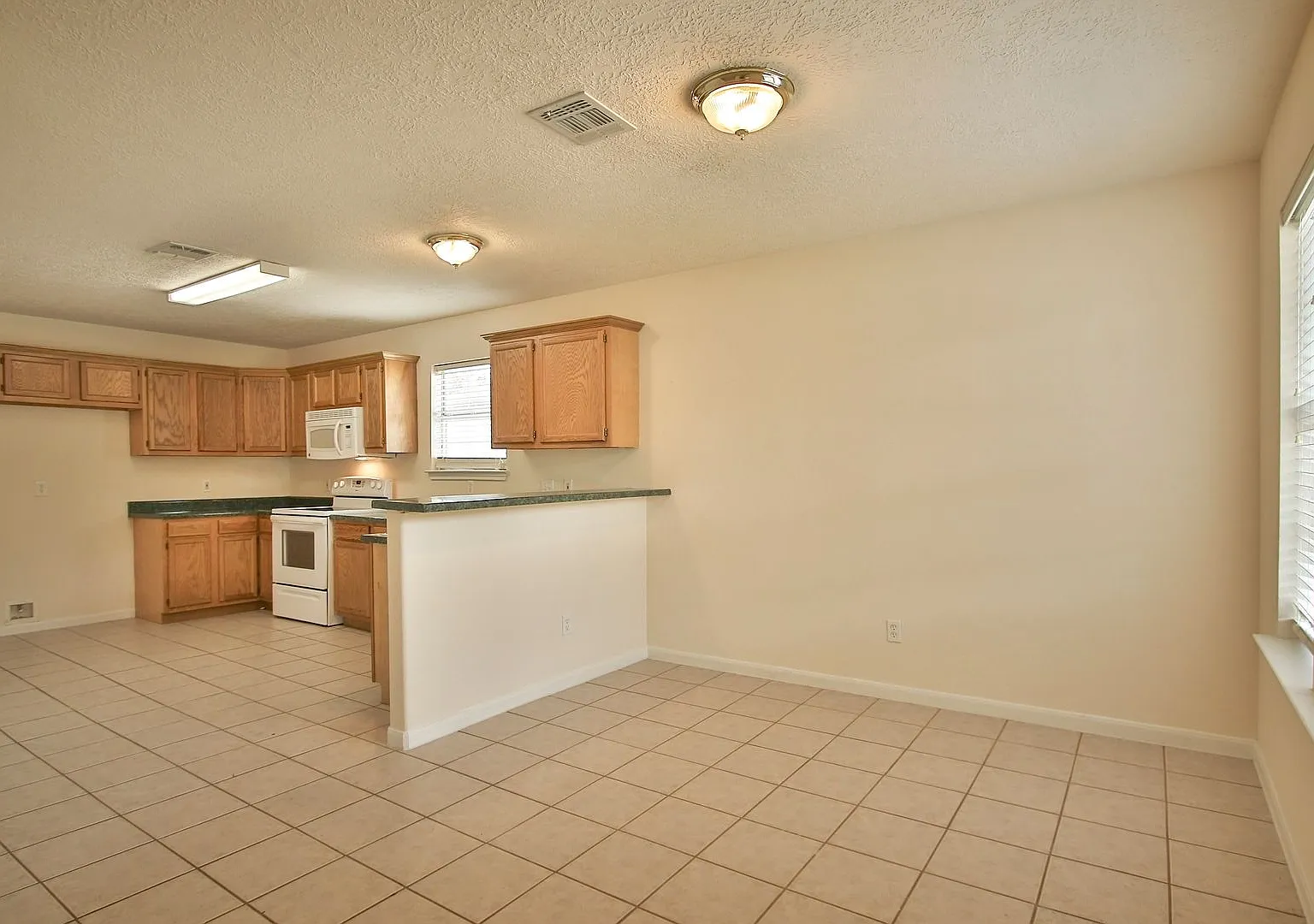 Recently updated in 77521! Move In Ready! — Photo 2