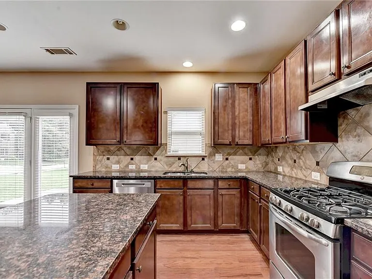 4228 Woods Creek Ln — Photo 32