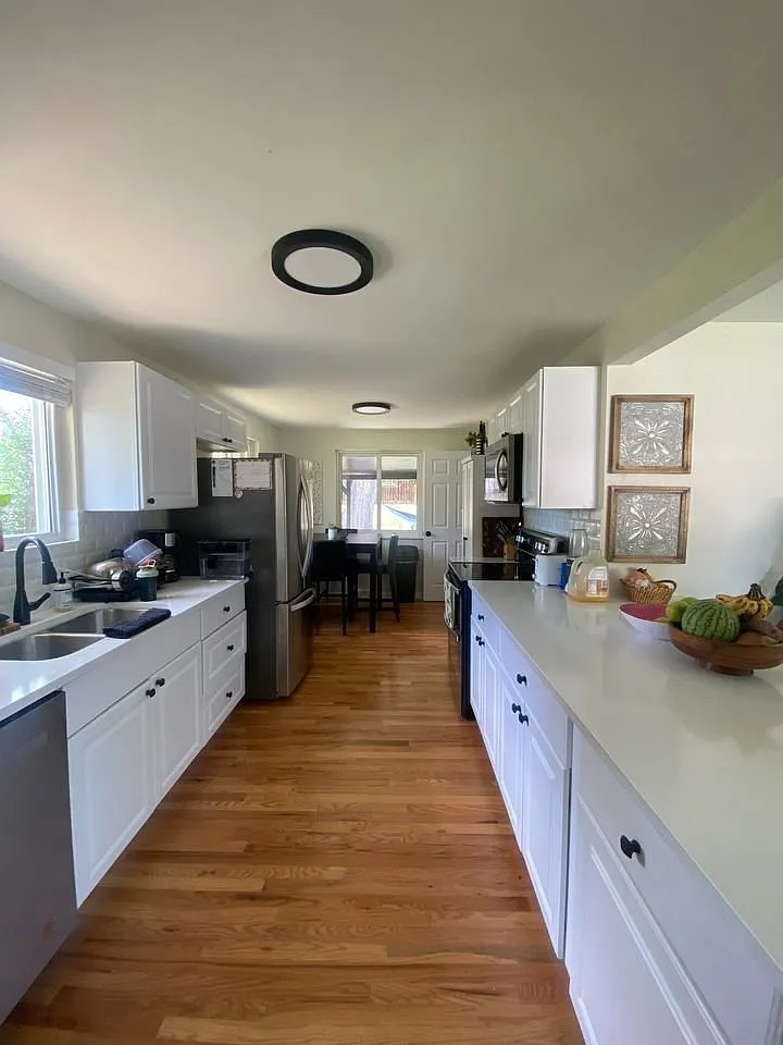 6 bed, 2028 sqft, $725 — Photo 2