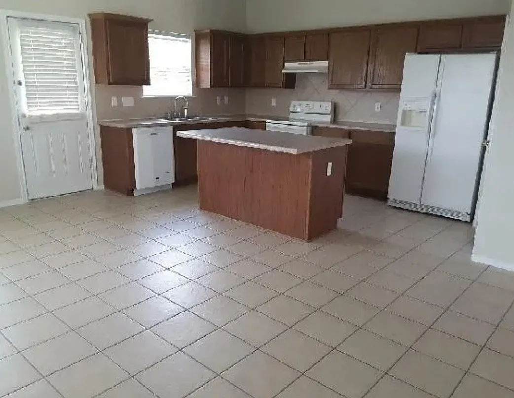 3 bed, 2017 sqft, $1,600 — Photo 1
