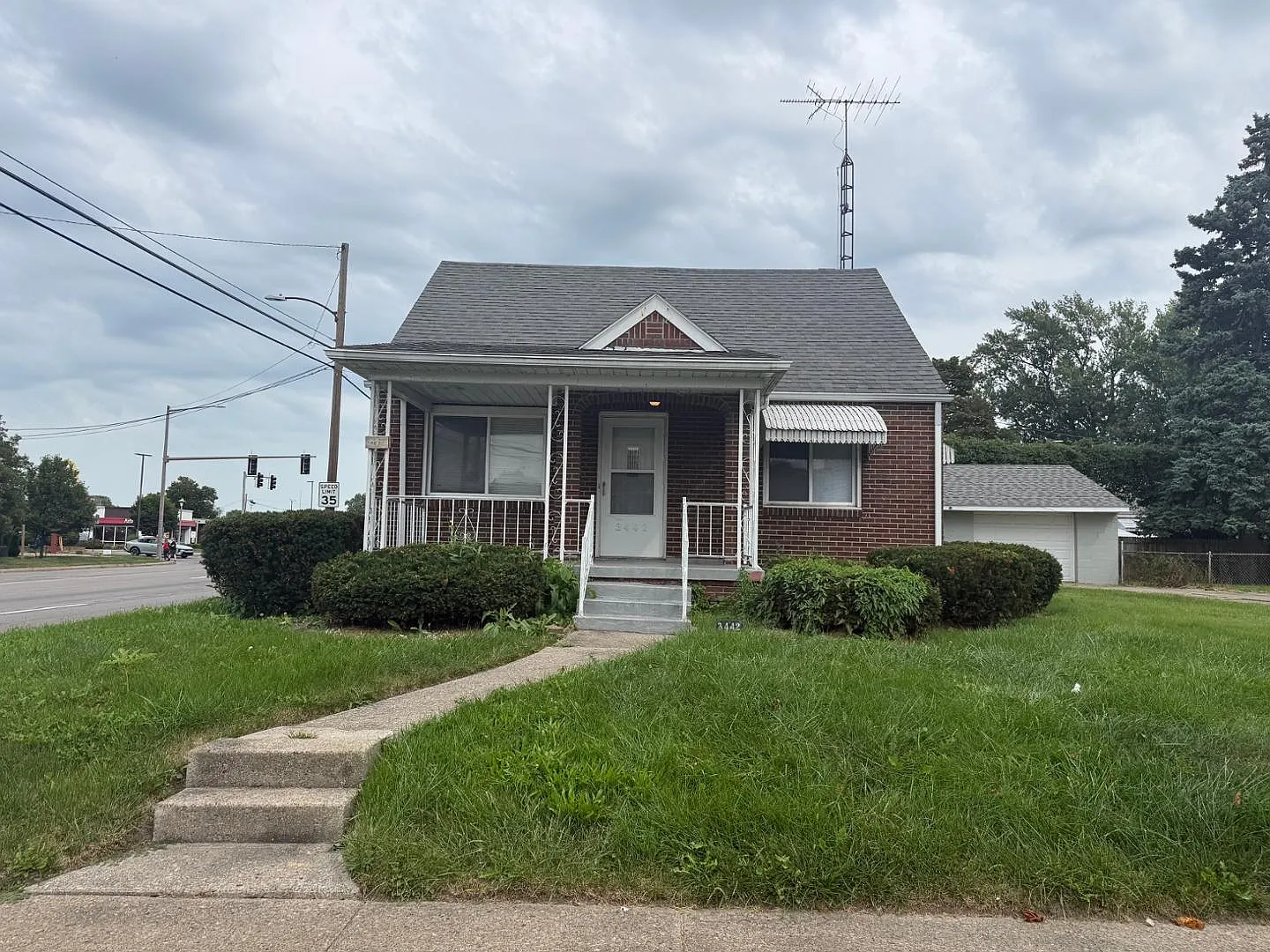 3 bed, 1.0 bath, 1337 sqft, $1,198 — Photo 1