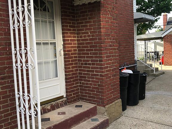 3rd image of 1010 Oaks Dr