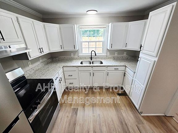 3rd image of 728 Tucker St