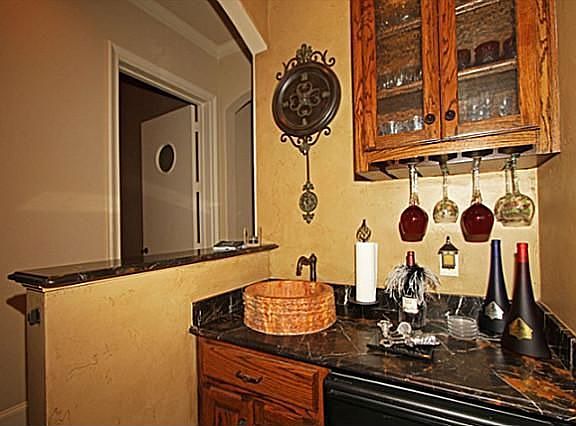 3rd image of 810 Simmons Ct