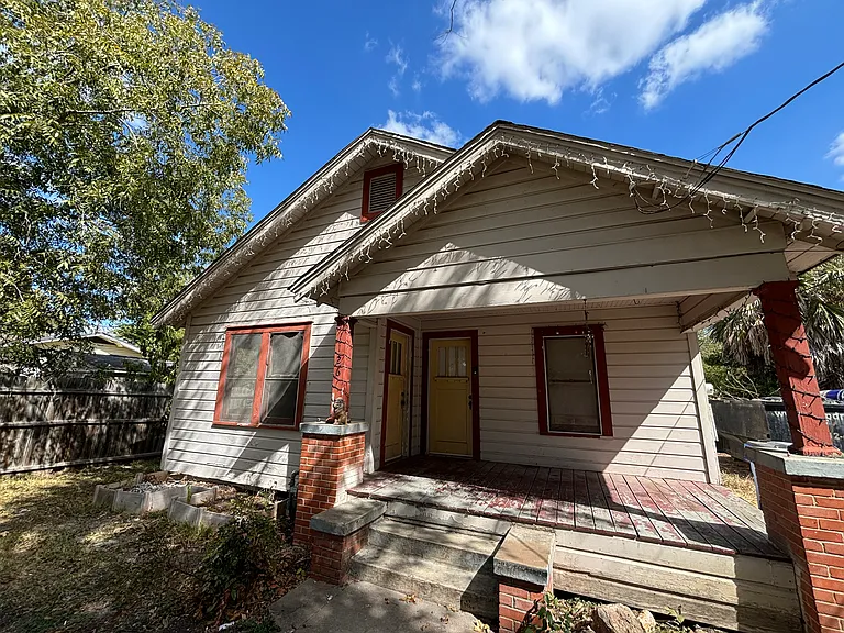 1126 Victoria St — Photo 1
