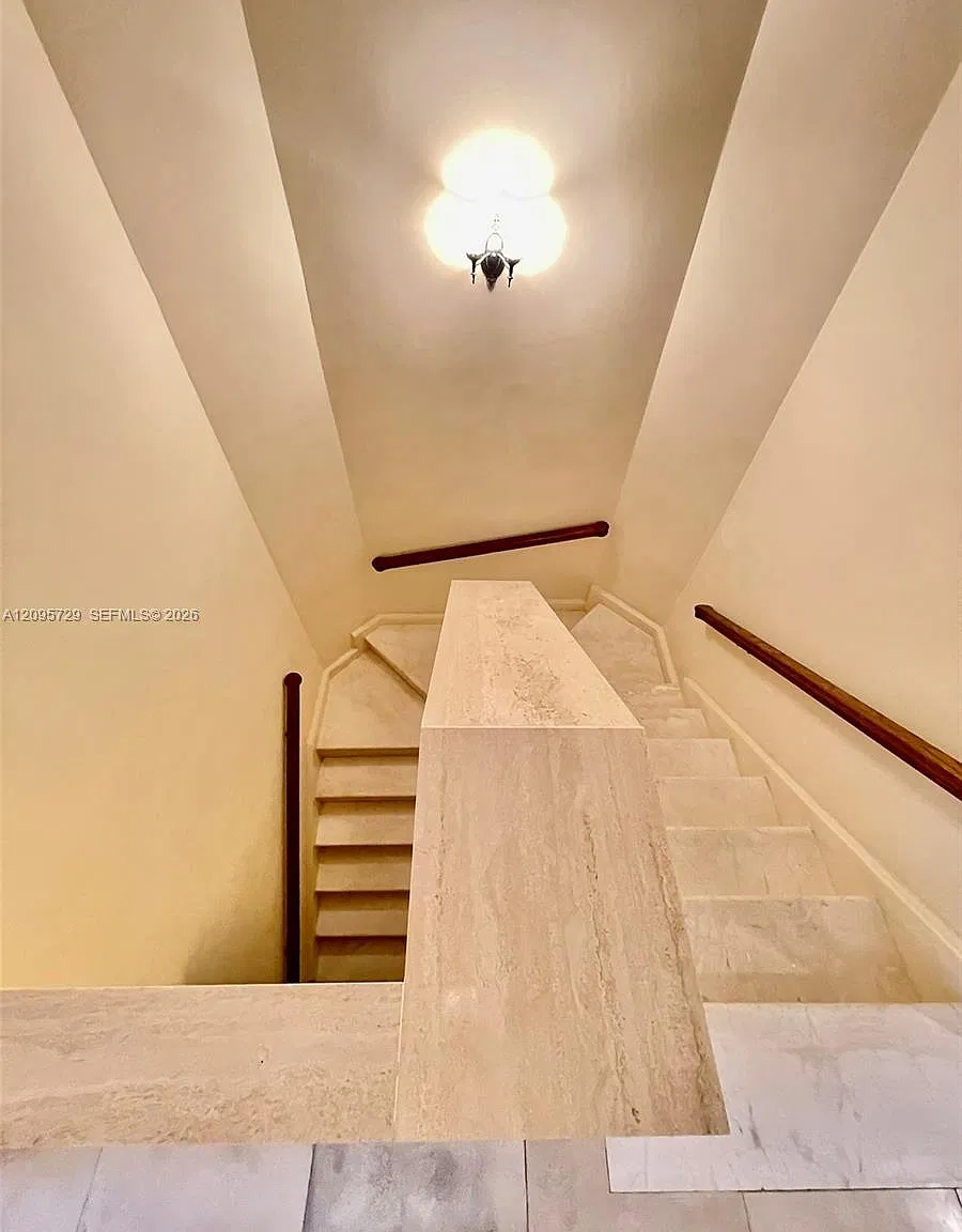 3 bed, 2176 sqft, $10,000 — Photo 3