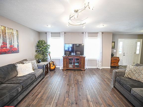 3rd image of 1411 W Adams Hill Cir