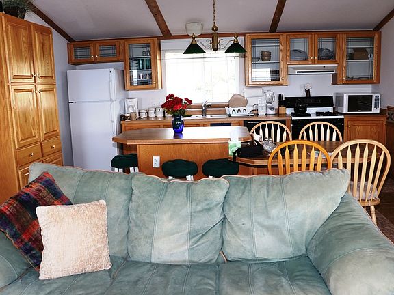 5th image of 196 Hickock Dr