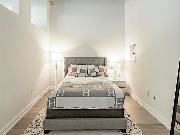 3rd image of 645 W 9th St APT 725