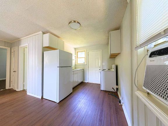 4th image of 410B Ewing Dr