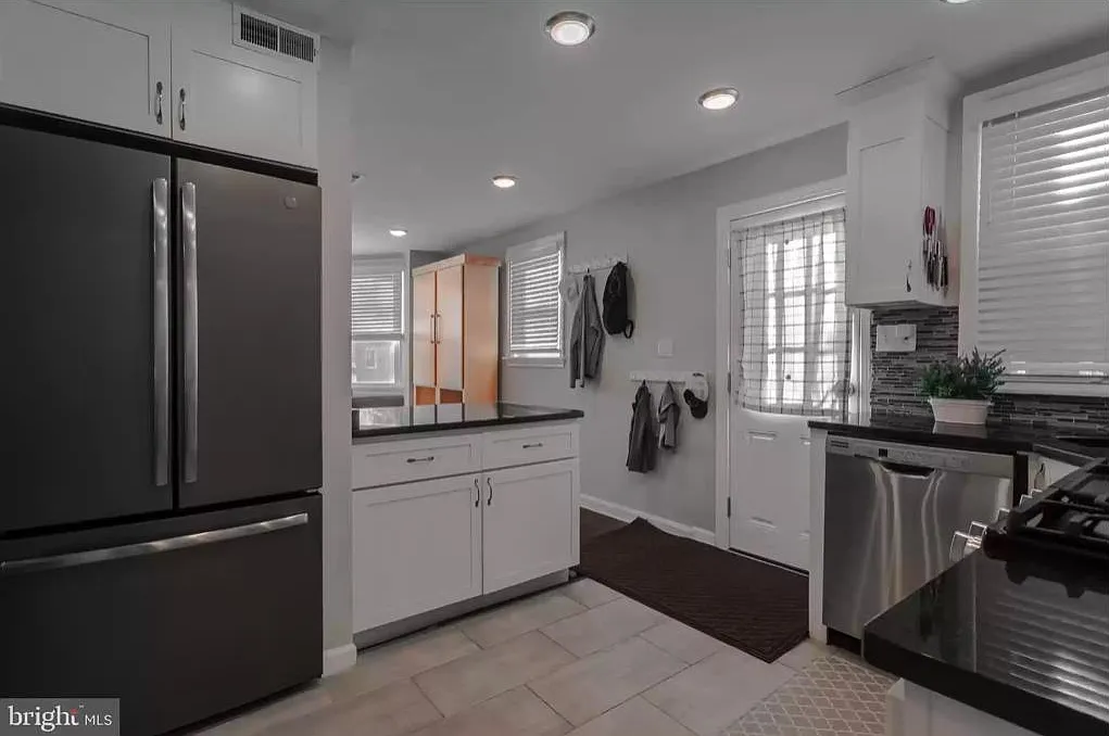 112 Myrtle Ave — Photo 2