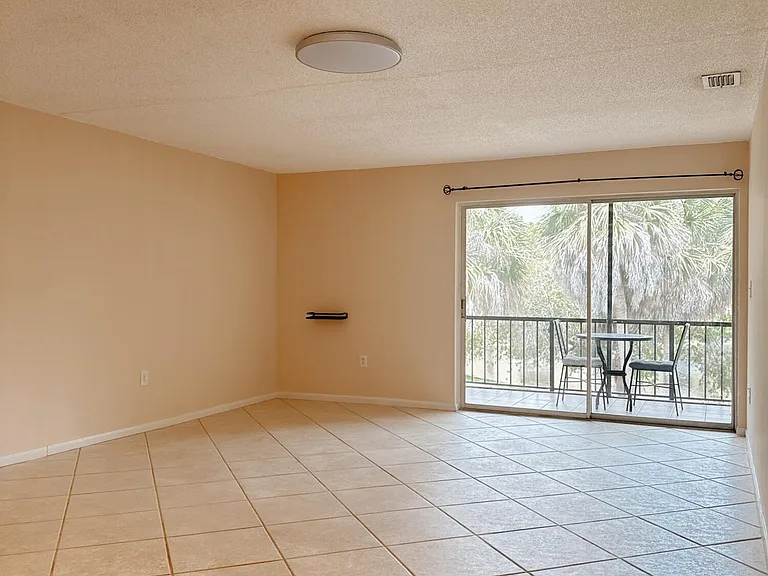 872 SW 9th Street Cir #201 — Photo 1