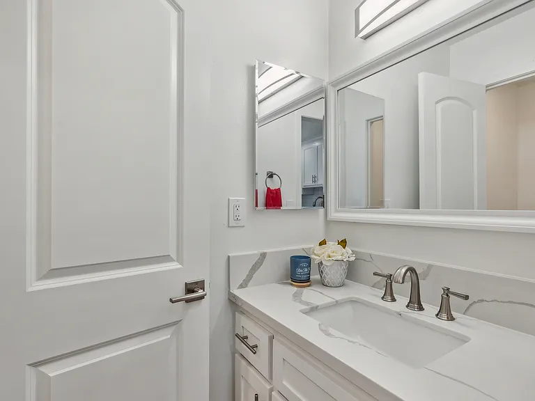 Beachmont Apartments — Photo 13