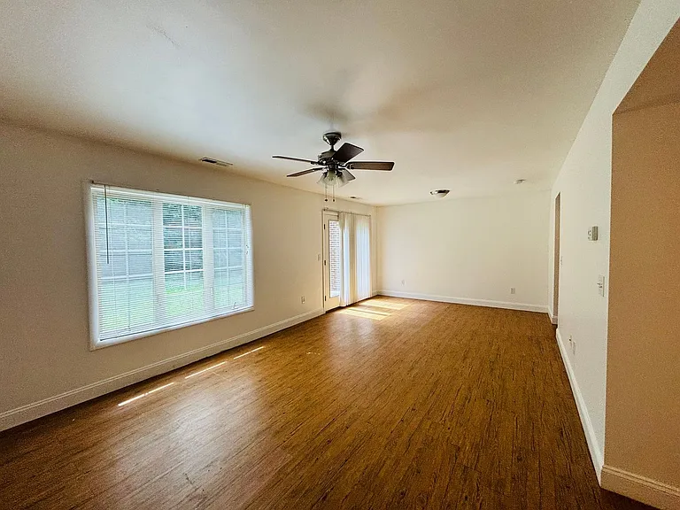 322 Shenandoah Cir — Photo 3