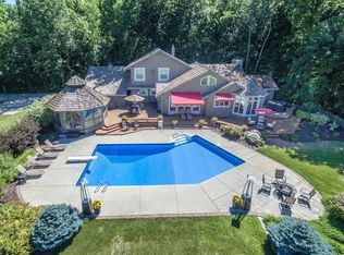 W209N9141 Scenic Dr, Menomonee Falls, WI 53051
