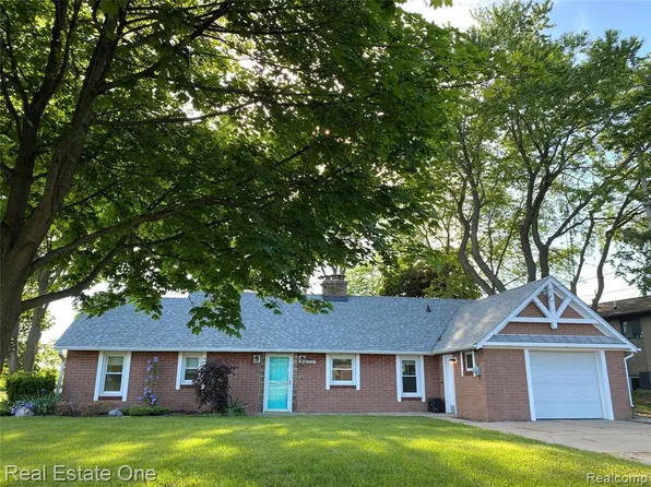 1220 Byron Rd, Howell, MI 48843