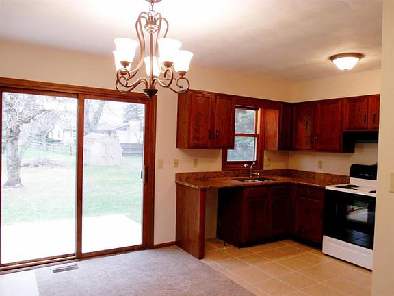 5th image of 60357 Surrey Ln