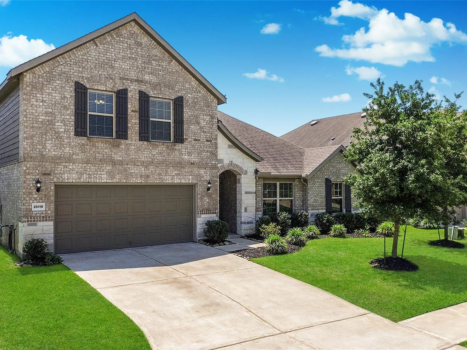 4 bed, 2.5 bath, 3399 sqft, $3,400 — Photo 2