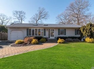 12 Pine St, Holtsville, NY 11742