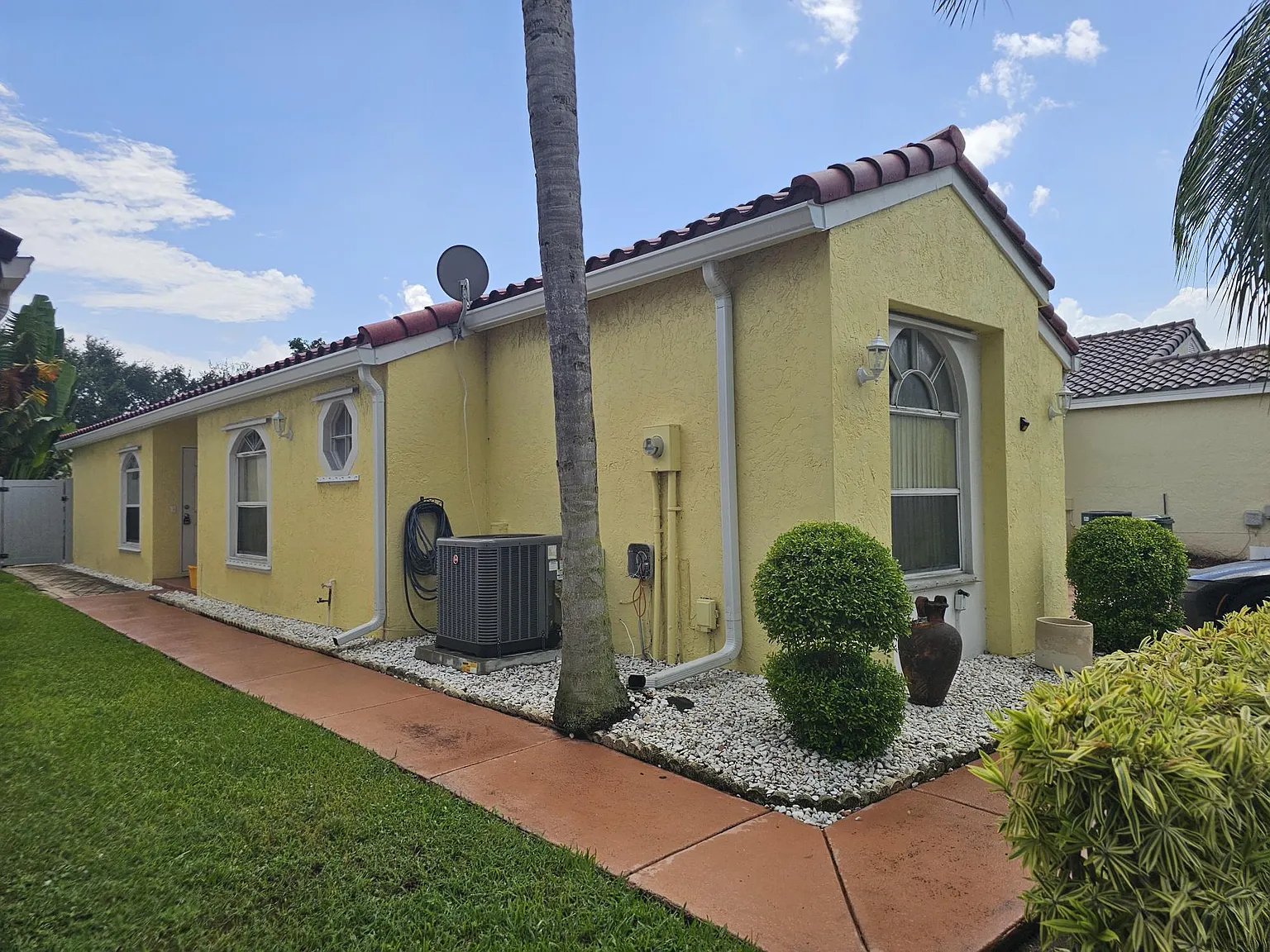 3 bed, 2.0 bath, 1569 sqft, $3,000 — Photo 2