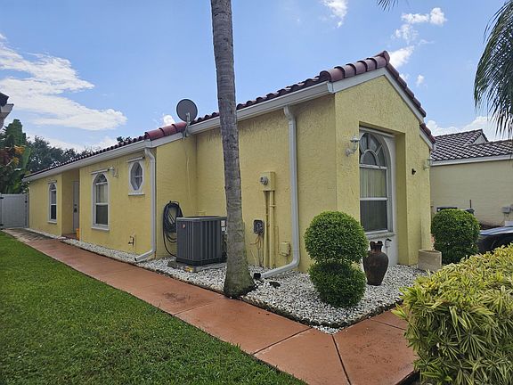 2nd image of 202 Wedgewood Cir