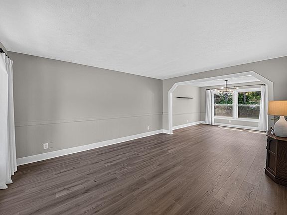 4th image of 12015 Peacock Cir
