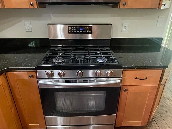 5th image of 1209 Country Oak Dr #1