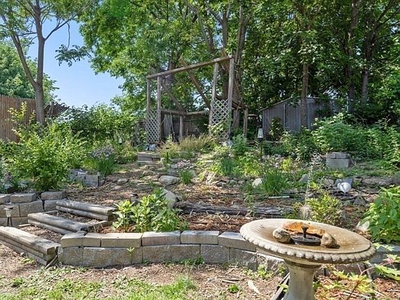 4th image of 153 Summer St