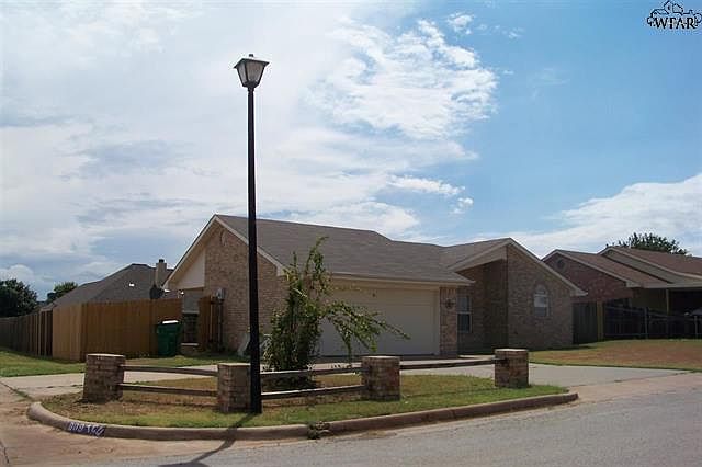 1st image of 809 E Texas Ave