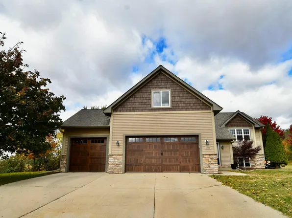 1220 Hill City Ct, Pine Island, MN 55963